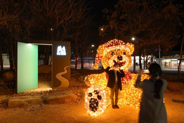 대구 달성군은 ‘Re화원 도시숲’에서 화려한 크리스마스 경관조명의 불이 밝혀졌다 사진대구달성군
