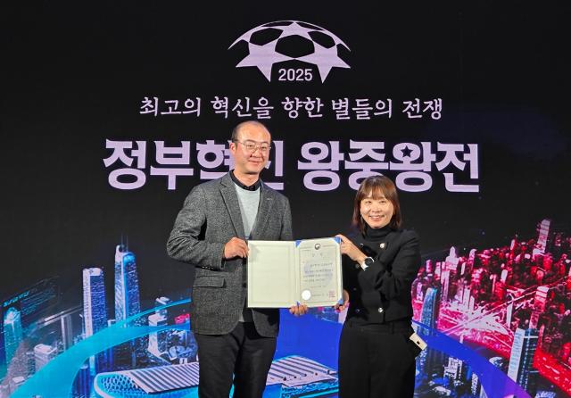 백정희 중소벤처기업진흥공단 금융데이터실장오른쪽이 지난 4일 정부혁신 왕중왕전에서 행정안전부 장관상 수상 후 기념촬영을 하고 있다 사진중소벤처기업진흥공단