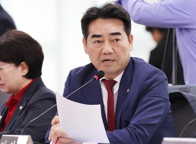 지난 10월 21일 경기도 수원시 영통구 경기도청에서 열린 국회 행정안전위원회의 경기도에 대한 국정감사에서 이성권 국민의힘 의원이 질의하고 있다 사진연합뉴스