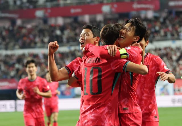 14일 대전월드컵경기장에서 열린 남자축구 국가대표 A매치 평가전 대한민국과 볼리비아의 경기 손흥민이 골을 넣은 뒤 동료들과 기쁨을 나누고 있다 사진연합뉴스