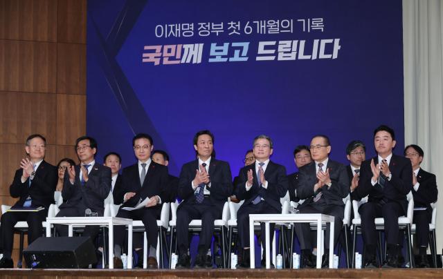 7일 용산 대통령실에서 열린 이재명 대통령 정부 6개월 성과 간담회에서 참석자들이 박수를 치고 있다 앞줄 오른쪽부터 강훈식 대통령비서실장 위성락 국가안보실장 김용범 정책실장 우상호 정무수석 이규연 홍보소통수석 전성환 경청통합수석 봉욱 민정수석 사진연합뉴스