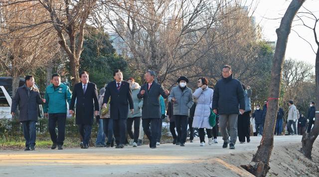 경주시는 지난 4일 동해남부선 폐선부지 임시 개방 구간을 시민들에게 공개하고 현장 점검을 실시했다 사진경주시