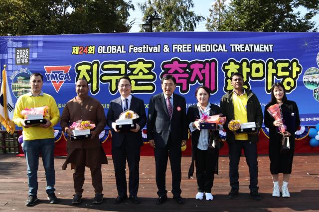 제24회 지구촌 축제 한마당에서 주낙영 경주시장오른쪽 네 번째과 참석자들이 기념 촬영을 하고 있다 사진경주시