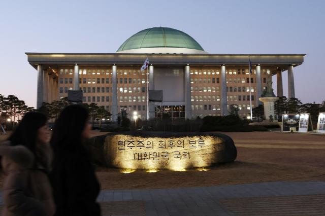 비상계엄 사태 1년을 하루 앞둔 2일 서울 여의도 국회에서 시민들이 민주주의 최후의 보루 대한민국 국회라고 새겨진 12·3 계엄 해제 상징석 앞을 지나고 있다 사진연합뉴스