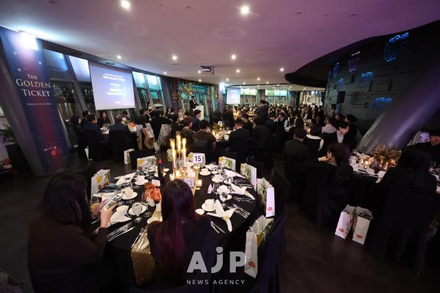 Justin Yong CEO of SingCham Korea delivers opening remarks during the chamber’s year-end celebration held on December 5 at Floating Island’s Vista Hall AJP Han Jun-gu