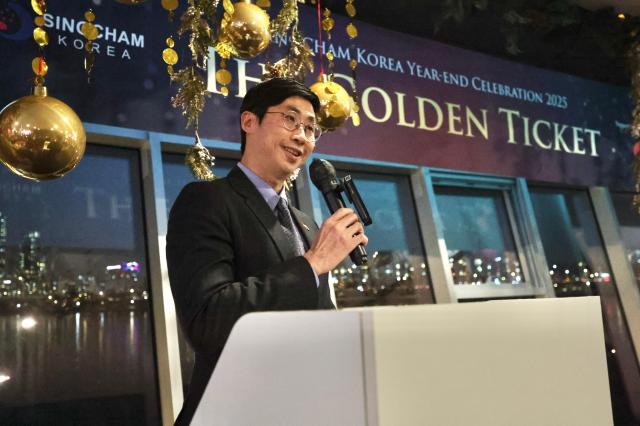 Singapore’s Ambassador to South Korea Eric Teo delivers his remarks during SingCham Korea’s year-end celebration on December 5 at Floating Island’s Vista Hall AJP Han Jun-gu