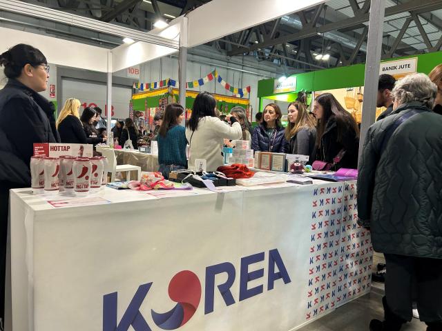 이탈리아 밀라노에서 열리는 남유럽 최대 수공예 박람회인 ‘아티지아노 인 피에라’에서 코트라의 쇼케이스관 모습 사진코트라