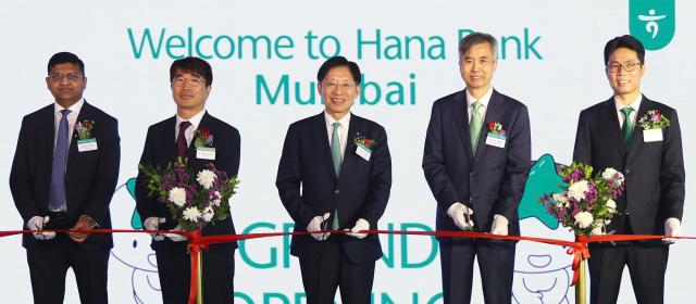 사진 왼쪽부터 Sandesh Shinde 아다니그룹 재무총괄 김정철 포스코 법인장 강성묵 하나금융그룹 부회장 유동완 주뭄바이총영사관 총영사 이도연 뭄바이 지점장 사진하나금융그룹