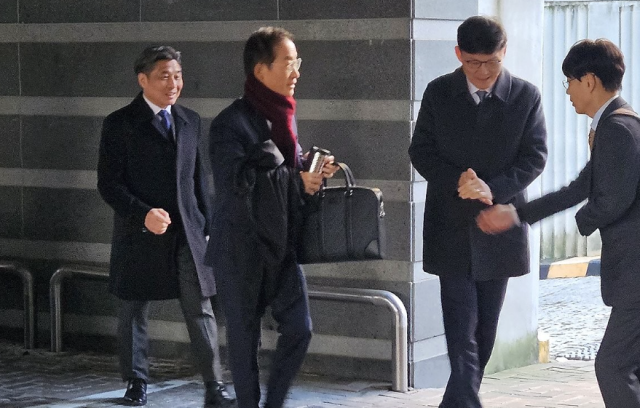 김호철 감사원장 후보자왼쪽 두번째가 8일 서울 종로구 금융감독연수원에 마련된 인사청문회 준비 사무실에 출근하고 있다 사진연합뉴스