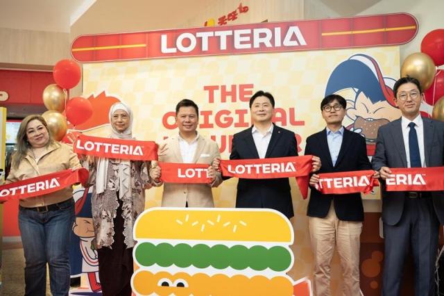 지난 5일현지시각 말레이시아 더 커브몰 내 롯데리아 1호점 오픈식에 롯데GRS 이원택 대표이사오른쪽 세번쨰 및 세라이 그룹 공동 창립자 나집 하미드 회장오른쪽 네번째 등 참석해 오픈 커팅식을 진행하고 있는 모습 사진롯데GRS 