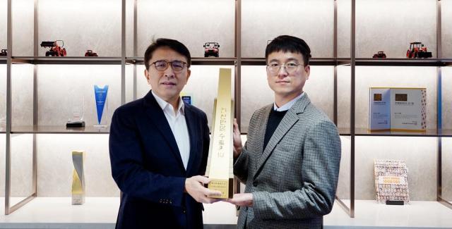 대동모빌리티가 제62회 무역의 날 기념식에서 ‘7천만 불 수출의 탑’을 수상했으며 대동모빌리티 강성철 프로덕트부문 부사장좌과 김현민 가드닝사업본부장이다 사진대동