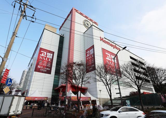 기업회생 절차를 밟고 있는 홈플러스가 15개 점포를 순차적으로 폐점을 진행 중인 가운데 홈플러스 동대문점이 고별 세일전을 하고 있다 사진연합뉴스