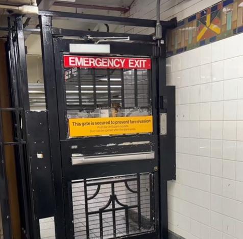 뉴욕 지하철의 비상구 사진틱톡 sylvialand82 캡처