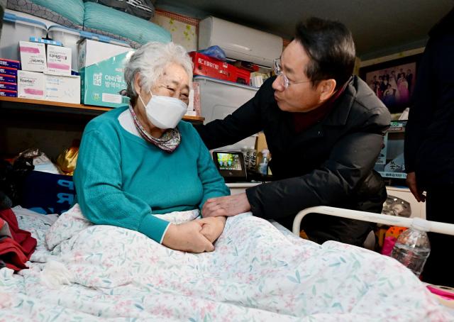 유정복 인천광역시장이 8일 동구 쪽방촌을 찾아 한파 대비 현장을 점검하고 있다 사진인천시