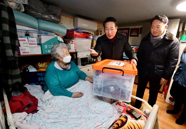 유정복 인천광역시장이 8일 동구 쪽방촌을 찾아 한파 대응키트를 전달하며 한파 대비 현장을 점검하고 있다 사진인천시
