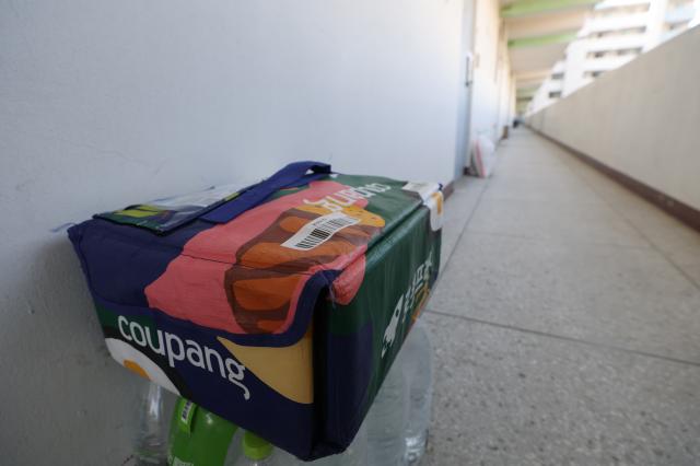 쿠팡 개인정보 유출 사태 파장은
서울연합뉴스 서대연 기자 국내 이커머스 1위 업체 쿠팡에서 약 3천400만건에 이르는 대규모 개인정보가 유출돼 논란이 커지고 있는 가운데 2일 서울 시내 한 아파트 복도에 쿠팡 로켓프레시 가방이 놓여있다 2025122
dwiseynacokr2025-12-02 144819
저작권자 ⓒ ㈜연합뉴스 무단 전재 재배포 금지 AI 학습 및 활용 금지저작권자 ⓒ ㈜연합뉴스 무단 전재 재배포 금지 AI 학습 및 활용 금지