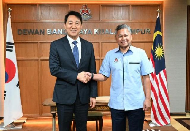 말레이시아 출장 중인 오세훈 서울시장이 8일 다툭 파들룬 막 우주드Datuk Fadlun Mak Ujud 쿠알라룸푸르 시장과 인사를 나누고 있다 사진서울시