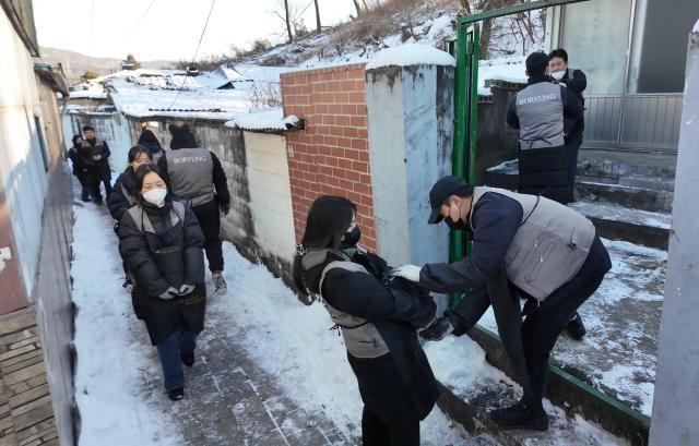 보령 임직원들이 의정부시  호원동에서 연탄나눔 봉사활동을 진행하고 있다사진보령