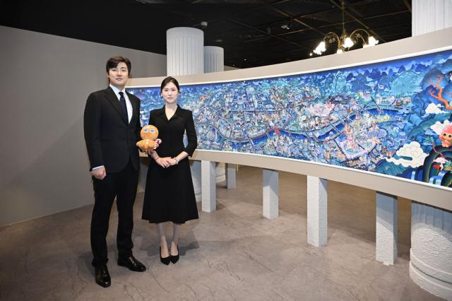 데브시스터즈 조길현 대표좌와 이은지 CIPO우가 쿠키런 상상화 3 꺼지지 않을 희망의 빛 작품 앞에서 기념 촬영을 하고 있다사진데브시스터즈