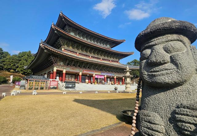 PHOTOS: Strolling through Jejus Yakcheonsa temple