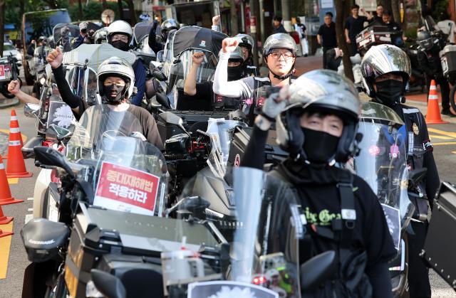 지난 8월 배달 노동자들이 서울 중구 민주노총 앞에서 산재 대책 마련 등을 촉구하며 약식 추모집회를 하고 있다 사진연합뉴스