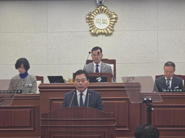 김산 무안군수가 김봉성 무안군의원의 제305회 무안군의회 제2차 정례회 군정질문에 답하고 있다사진김옥현 기자