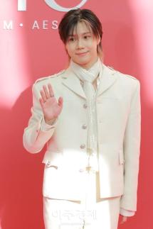 [포토] 태민, 수줍은 손인사