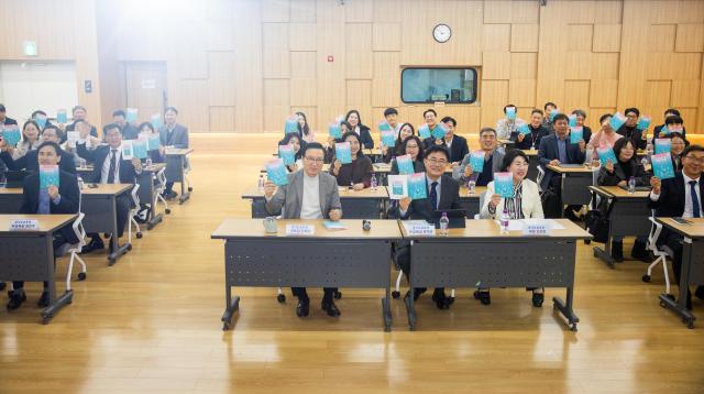 인공지능AI 기반 ‘하이코칭’ 통합지원 시스템 착수보고회 참석자들이 기념사진을 찍고 있다 사진경기도교육청