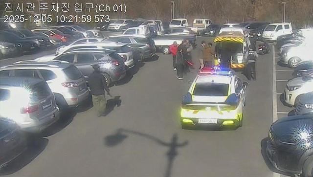 지난 5일 오전 경주화랑마을 화랑전시관 주차장에서 쓰러진 교육생을 구조하기 위해 119 구급대가 현장에 도착한 모습 사진경주시