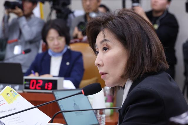 지난달 26일 서울 여의도 국회에서 열린 법제사법위원회 전체회의에서 국민의힘 나경원 의원이 이억원 금융위원장에게 질의를 하고 있다 사진연합뉴스