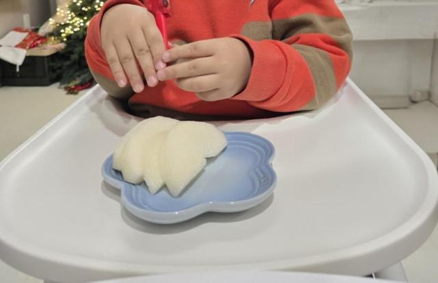 부가부 하이체어 지라프에 트레이를 연결하면 더 안정적으로 식사와 놀이를 즐길 수 있다 조현미 기자