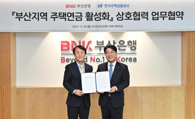 김경환 한국주택금융공사 사장왼쪽과 방성빈 BNK부산은행장이 8일 부산 남구 BNK부산은행 본점에서 ‘부산지역 주택연금 활성화를 위한 상호협력 업무협약’을 체결한 뒤 기념촬영을 하고 있다 사진한국주택금융공사