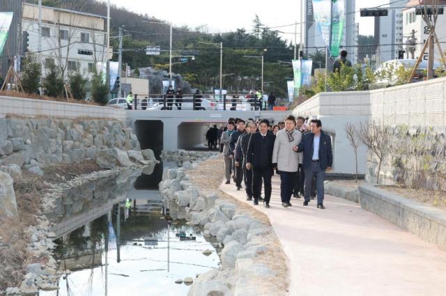 포항시는 8일 ‘학산천 생태하천 복원사업’ 준공을 앞두고 학산천 시점부에서 ‘물길맞이 행사’를 열었다 사진포항시