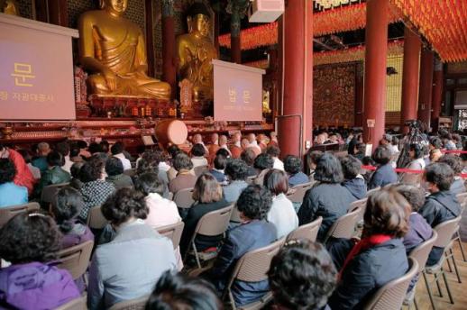 고령 신도 위해 대웅전에 방석 대신 의자… 생활밀착형 불교로 거듭