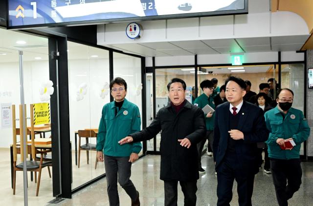 유정복 인천광역시장이 8일 동구 송림아뜨렛길 지하광장 한파쉼터를 점검하고 있다 사진인천시