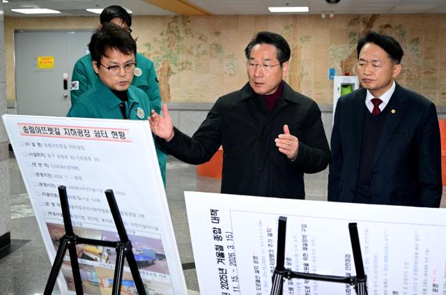 유정복 인천광역시장이 8일 동구 송림아뜨렛길 지하광장 한파쉼터를 점검하고 있다 사진인천시