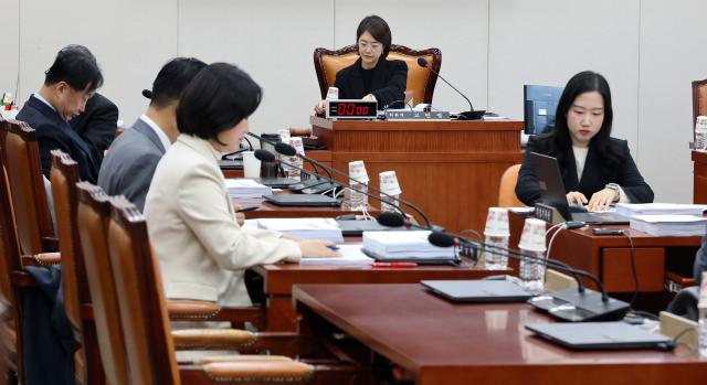 8일 국회에서 열린 제429회 국회정기회 교육위원회 제3차 법안심사소위원회의에서 더불어민주당 소속 고민정 소위원장이 회의를 주재하고 있다 사진연합뉴스