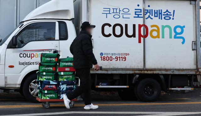 8일 서울 시내의 한 쿠팡 물류센터의 배송차량 모습 사진연합뉴스