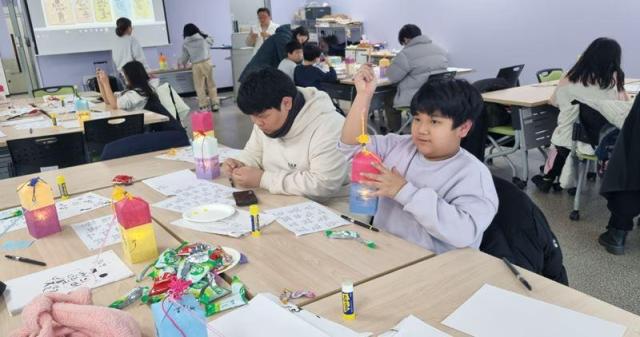 인천지역아동센터 어린이들이 캘리그라피 문화체험을 하고 있다 사진인천광역시부평구시설관리공단 