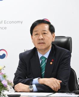 이창용 총재 2040년 잠재성장률 0%대…금융 자원 재분배해야