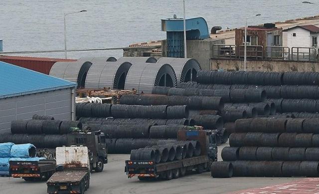 Sản phẩm thép chất đống tại Cảng Pyeongtaek ẢnhYonhap News