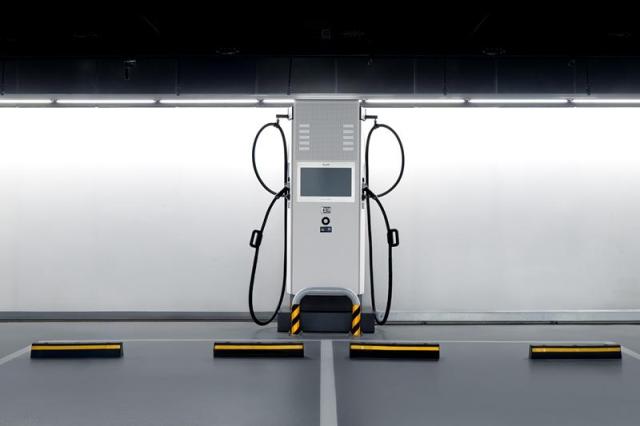 고양 현대모터스튜디오에 설치된 EV-Q 인증을 획득한 200kW 양팔형 E-pit 충전기 사진현대차그룹 

