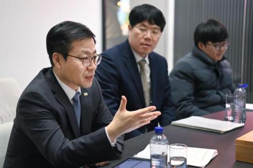 이창용 총재 2040년 잠재성장률 0%대…금융 자원 재분배해야