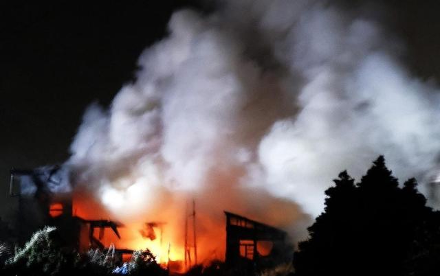 8일 일본 아오모리현 앞바다에서 규모 75의 강진으로 주택이 불타고 있다 사진도쿄 지지·EPA·연합뉴스