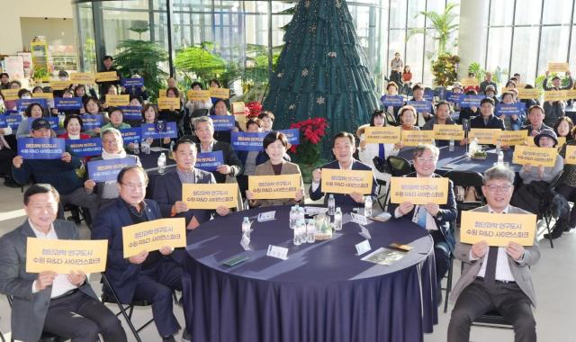 재준 시장과 보고회 참석자들이 함께하고 있다 