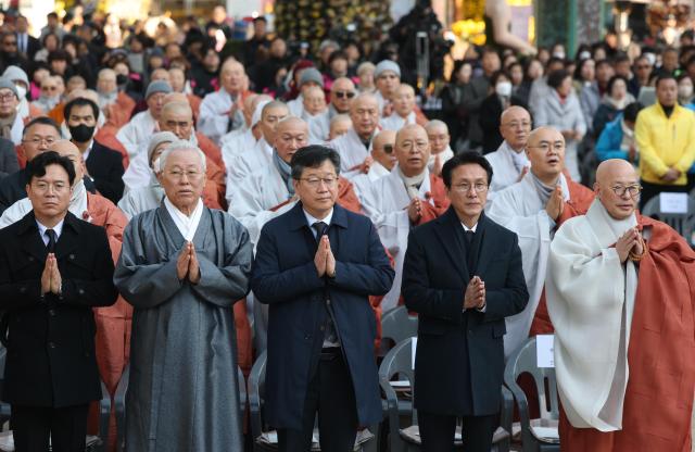조계종은 지난 11월 18일 종로구 조계사에서 산재사망 희생자 추모 위령재를 열었다 오른쪽부터 총무원장 진우스님 김민석 국무총리 안호영 국회 기후에너지환경노동위원장  사진연합뉴스 