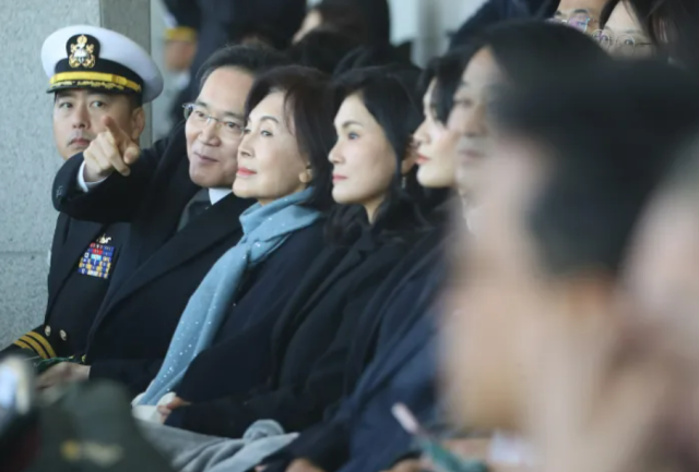 Chủ tịch Samsung Electronics Lee Jae-yong Giám đốc danh dự Bảo tàng Nghệ thuật Leeum Hong Ra-hee và Chủ tịch Samsung CT Lee Seo-hyun tham dự Lễ tốt nghiệp và phong hàm sĩ quan cho Hải quân và Thủy quân lục chiến lần thứ 139 được tổ chức tại Học viện Hải quân ở Changwon Gyeongsangnam-do vào ngày 28 tháng 11 ẢnhYonhap News