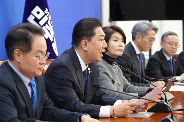 김병기 더불어민주당 원내대표가 9일 서울 여의도 국회에서 열린 원내대책회의에서 발언하고 있다 사진연합뉴스
