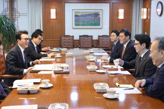 김민석 국무총리이 9일 정부서울청사 집무실에서 이창용 한국은행 총재와 경제현안 간담회를 진행하고 있다 사진국무총리비서실