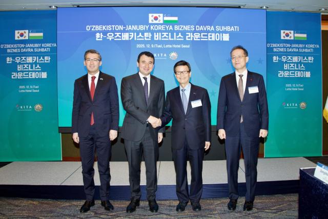 9일 서울 중구 소공동 롯데호텔에서 개최된 한-우즈베키스탄 비즈니스 라운드테이블에서 주요 인사들이 기념사진을 촬영하고 있다 왼쪽부터 알리셰르 압두살로모프 주한우즈베키스탄대사 잠시드 호자예프 우즈베키스탄 부총리  윤진식 한국무역협회 회장 이형일 기재부 1차관 사진한국무역협회